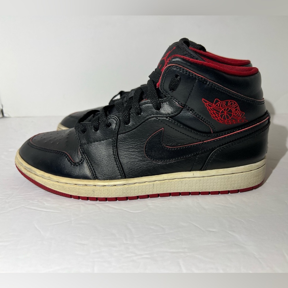 Nike Air Jordan 1 retro mid black red white size 9.5.